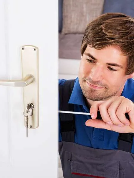 Cerrajero profesional abriendo puerta de emergencia en apartamento en Bogotá sin dañar cerradura